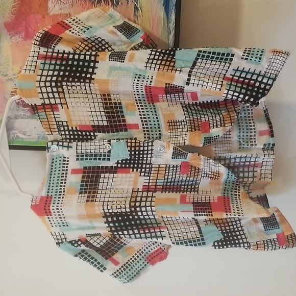 Cute freebird geometric flowy crop top with button up back - Picture 1 of 4